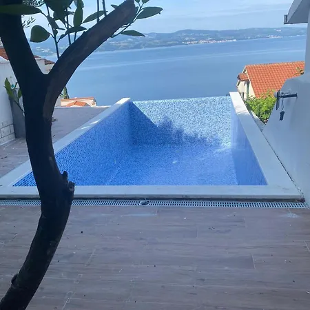 Luxury With Shared Pool Patio & Sea View *