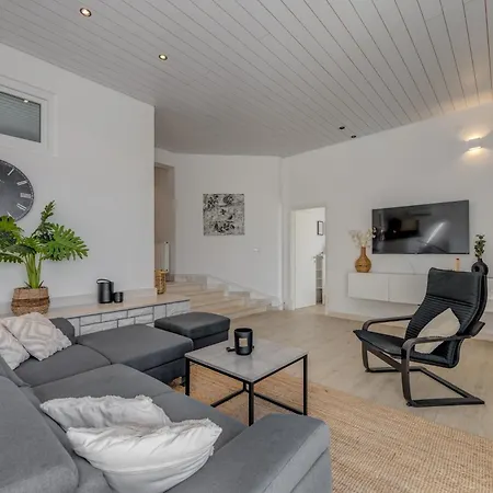 Luxury With Pool Large Patio & Sea View Apartment