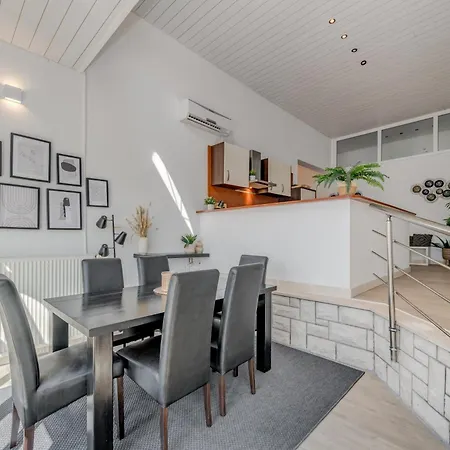 Luxury With Shared Pool Patio & Sea View Apartman