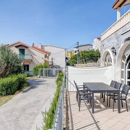 Luxury With Shared Pool Patio & Sea View Apartman